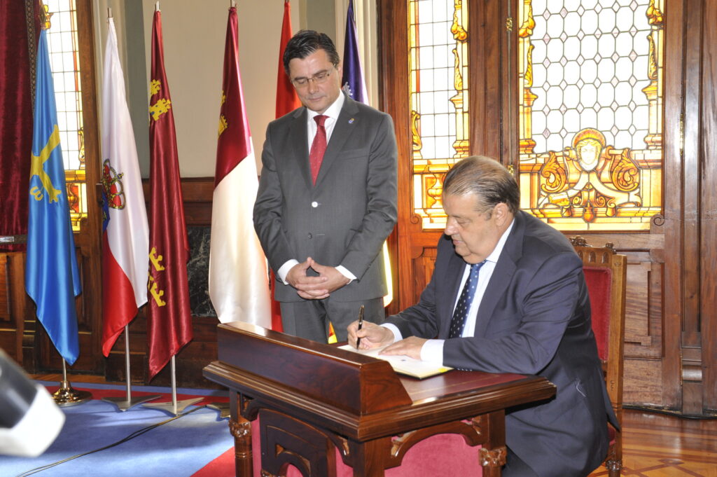 El presidente de las Cortes de Castilla-La Mancha firma en el libro de honor de la Junta General del Principado de Asturias